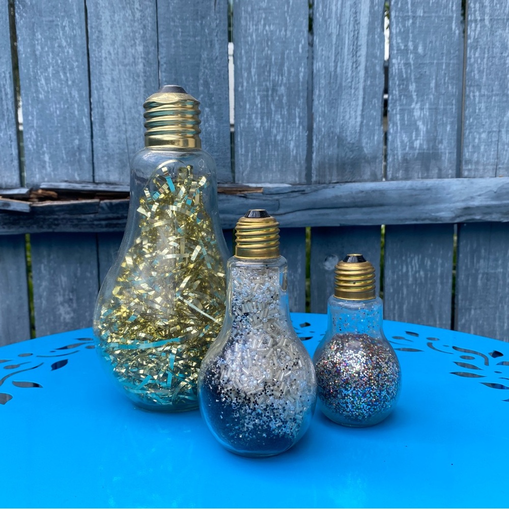 Fun lightbulb glitter decoration